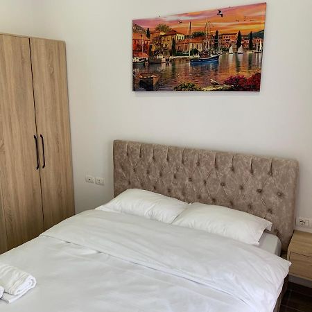 Hotel Restaurant Deso Shijak Екстериор снимка