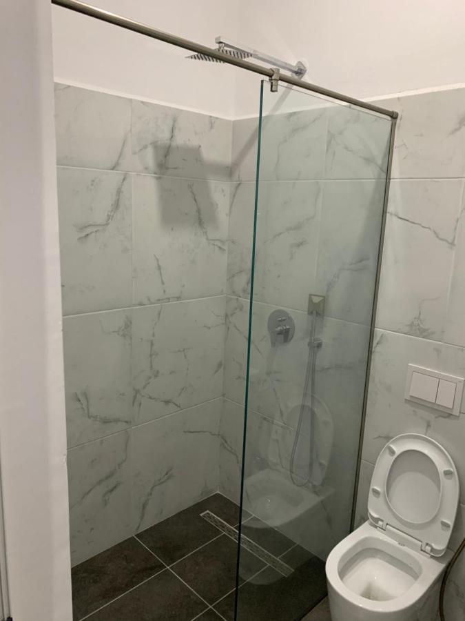 Hotel Restaurant Deso Shijak Екстериор снимка
