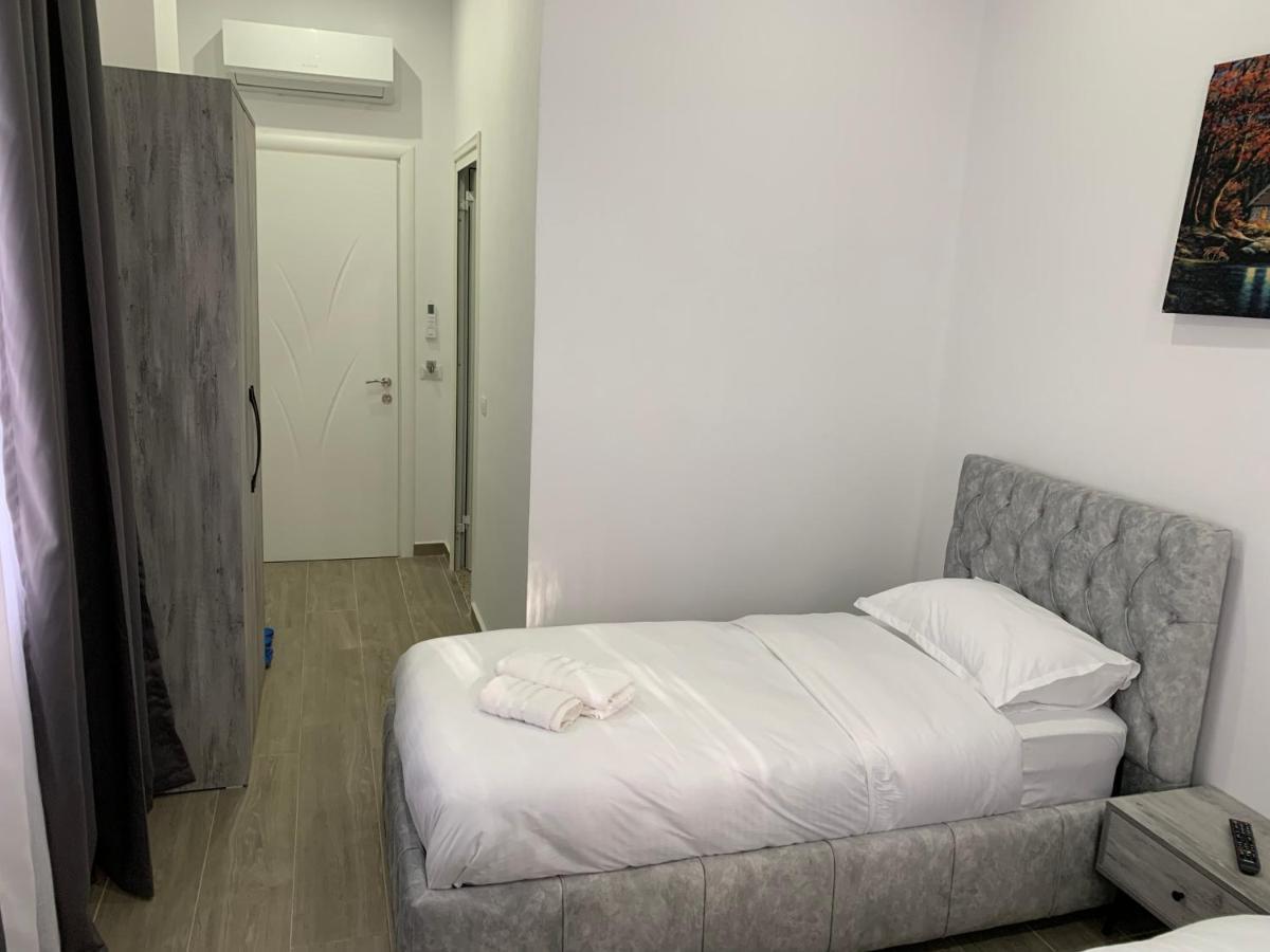 Hotel Restaurant Deso Shijak Екстериор снимка