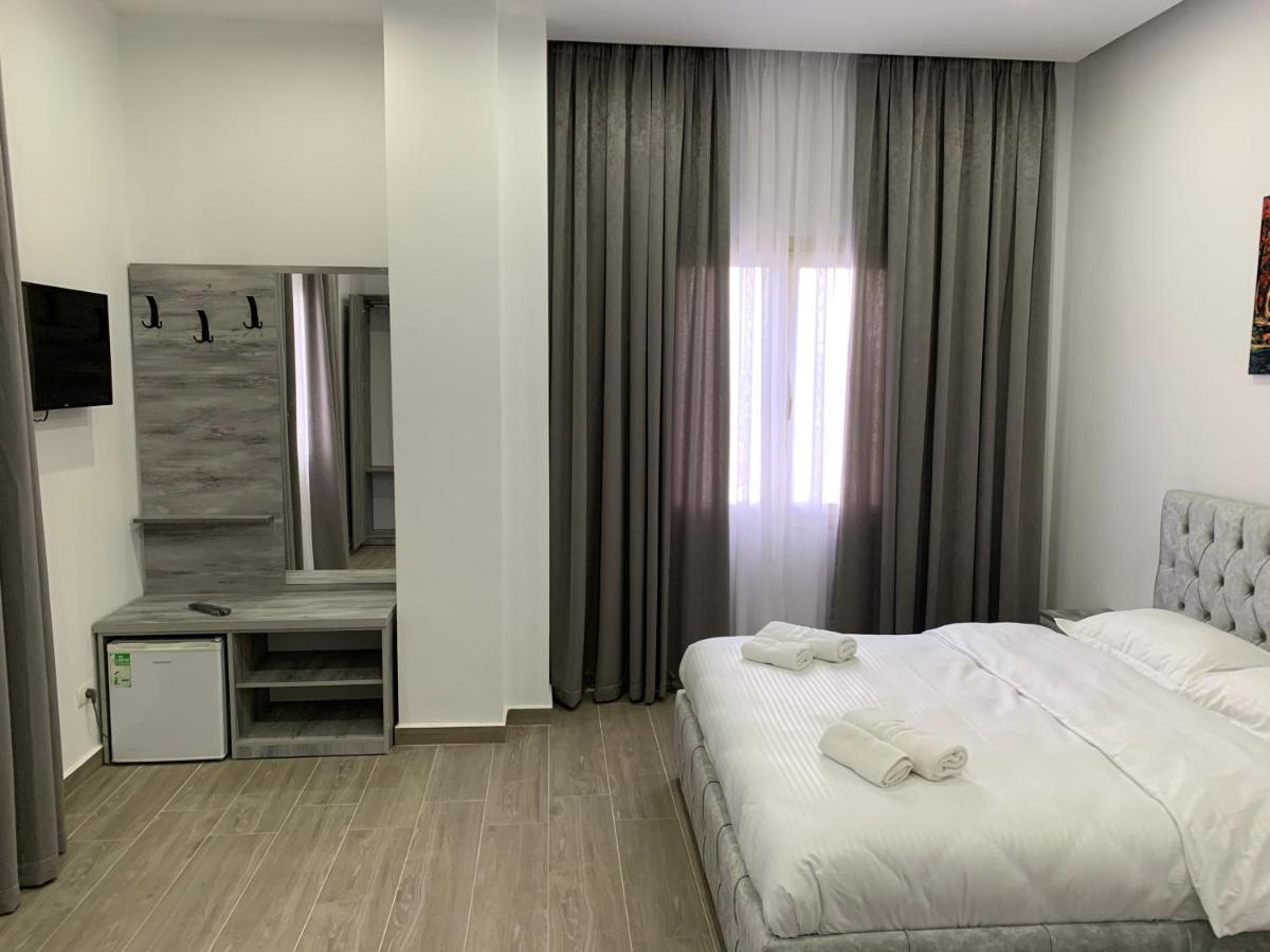 Hotel Restaurant Deso Shijak Екстериор снимка